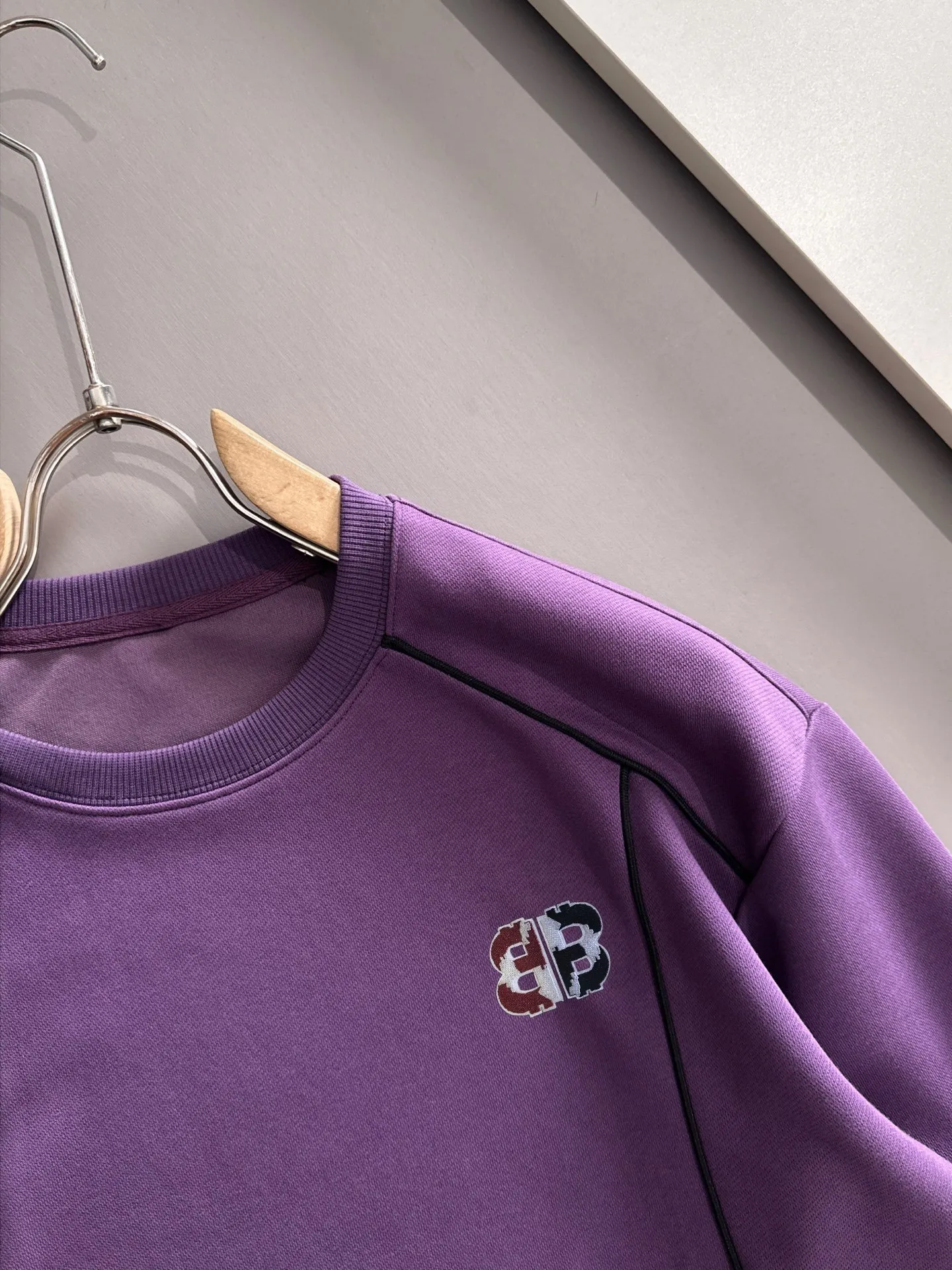 Exclusively released in Paris for the 2026 autumn and winter New Arrival hooded sweatshirt long-sleeved men and women. Same Style. Many stars have the same style. Craftsmanship that cannot be copied by ordinary small workshops. We are not afraid of any challenges in terms of materials, detail restoration and craftsmanship, just to provide you with wonderful products. Compare the top Original versions at will. No expense is spared just to make it better. Unique imported fabric feel. Purely imported German machine production. Precision operation. Thousands of needles density. A full set of New Arrival accessories with three standards can be customized simultaneously. Versatile upper body is fashionable, a perfect choice for autumn and winter, and a must-have item. Sizes table: m-4XL (please state your height and weight when placing an order)